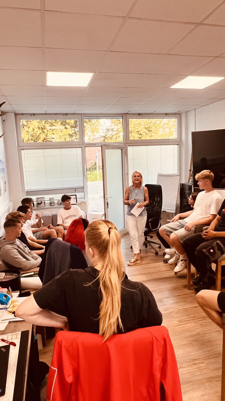 Angela Rakowitz im Coaching-Termin mit Team